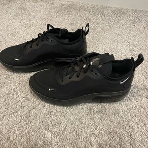 Black Nikes W6.5 brand new